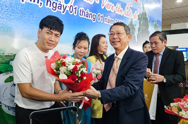 Quảng Nam, Bình Định đón du khách 'xông đất'  - Ảnh 4.
