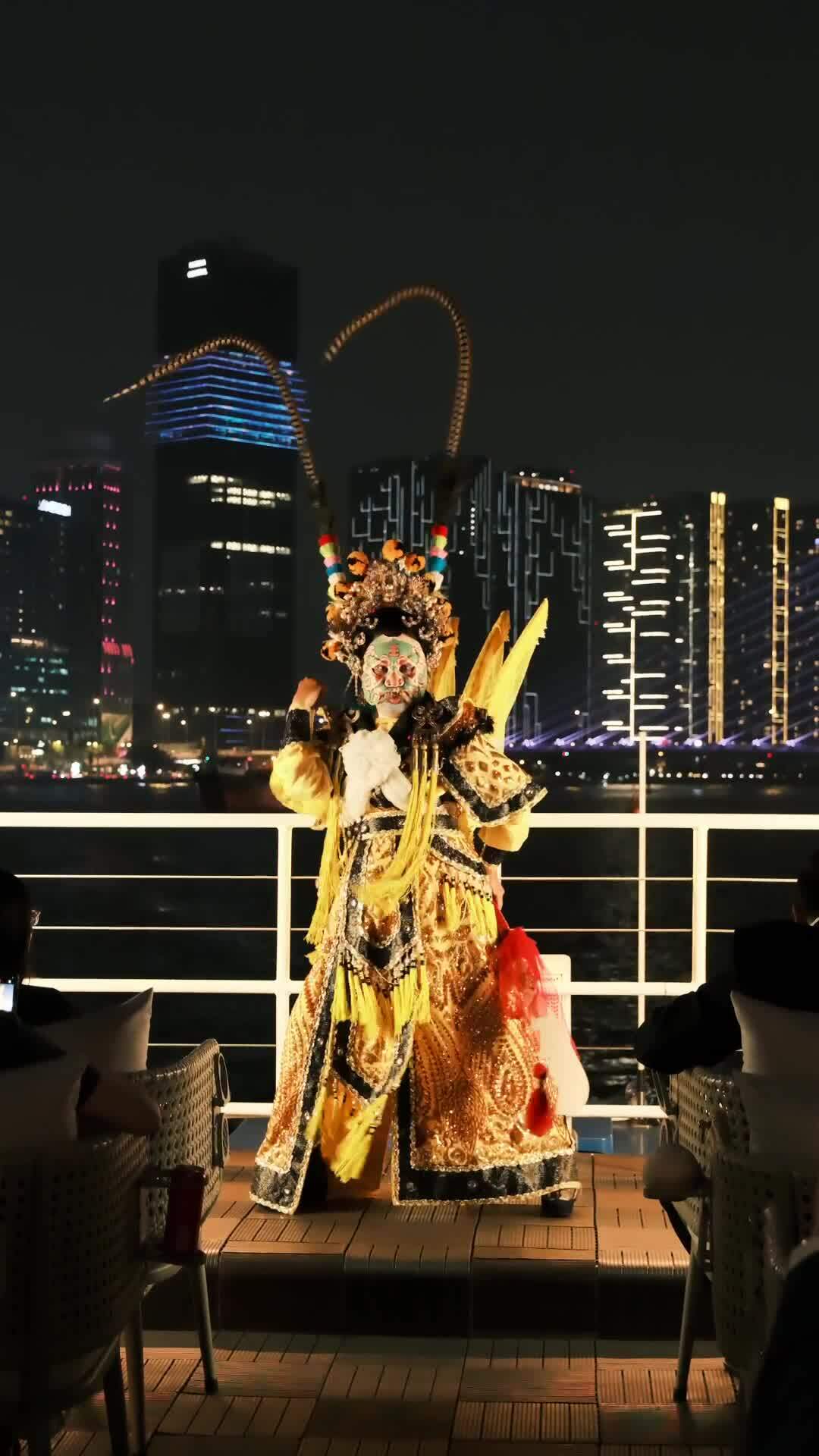 Biểu diễn hát bội trên tàu hai tầng xuôi sông Sài Gòn